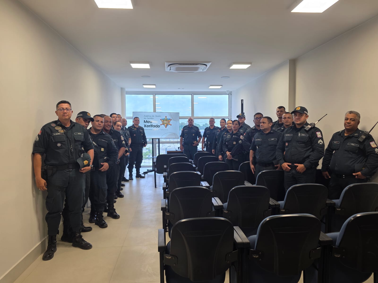 Treinamento presencial com a equipe operacional antes da virada do sistema.
